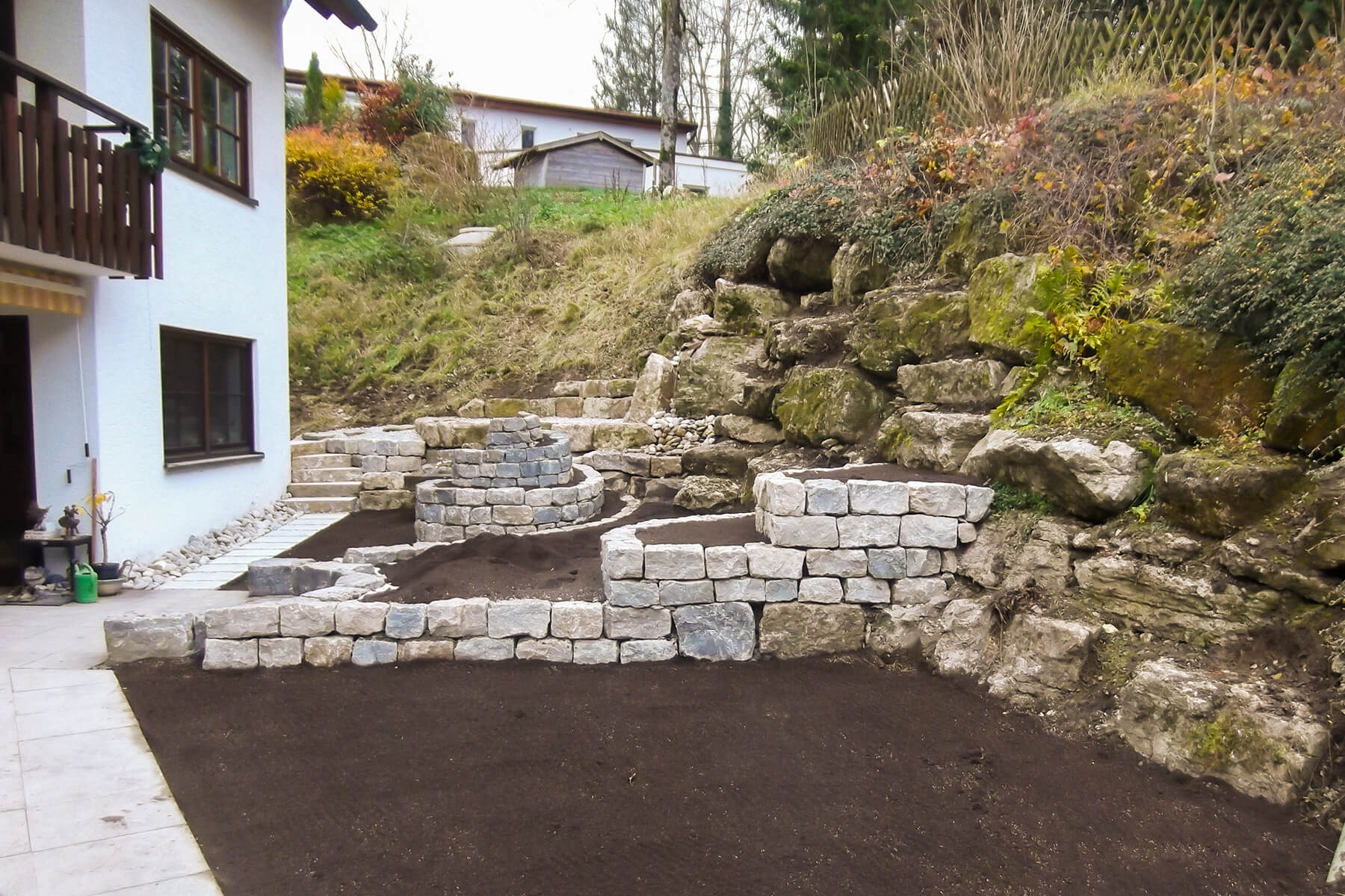 Natursteinmauer in Hanglage für einen Garten als Hangschutz von Steffen Dewald aus Ingelfingen errichtet