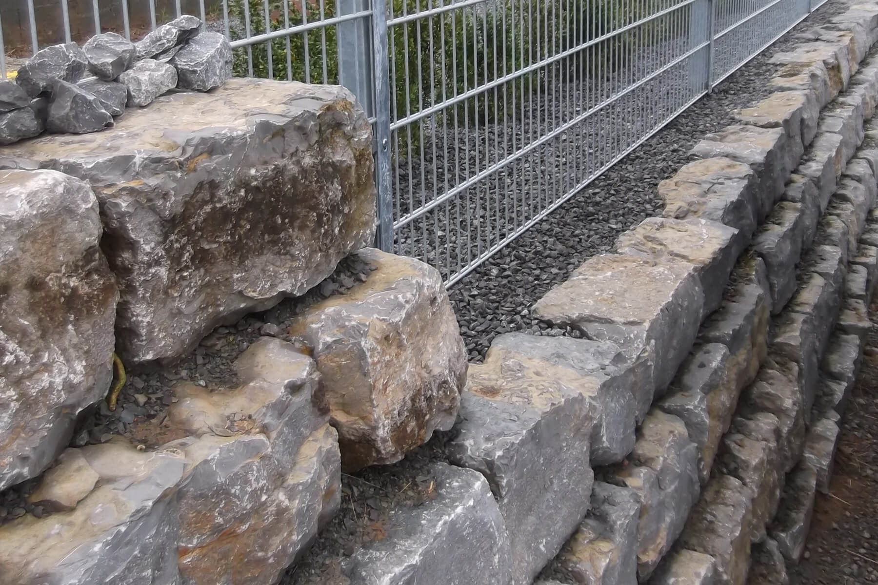 Natursteinmauern als Fundament für Stahlzaun  von Dewald Garten & Zaun